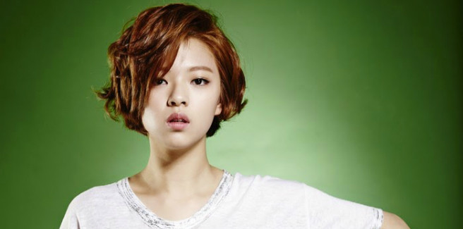 Jungyeon delle TWICE avvistata con stampelle e gesso