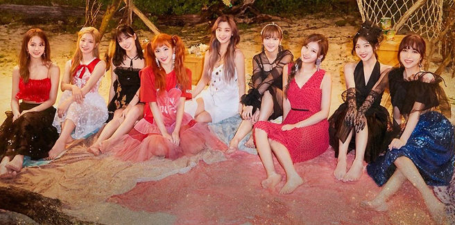 Le TWICE nell’estiva ‘Dance the Night Away’